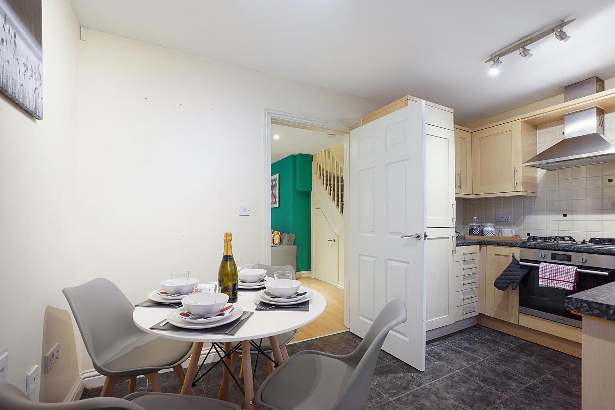 Comfortable Stylish Townhouse In Ashford Sleeps 5 Netflix 2 Parking Spaces Perfect For Contractors And Families エクステリア 写真
